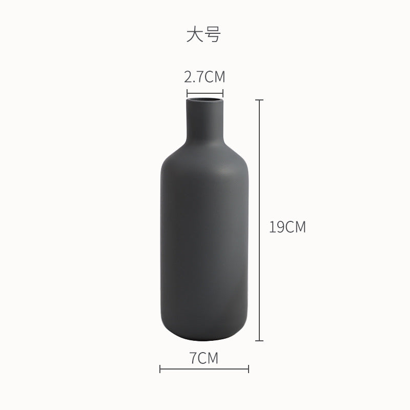 Matte bud vase in low-saturation colors