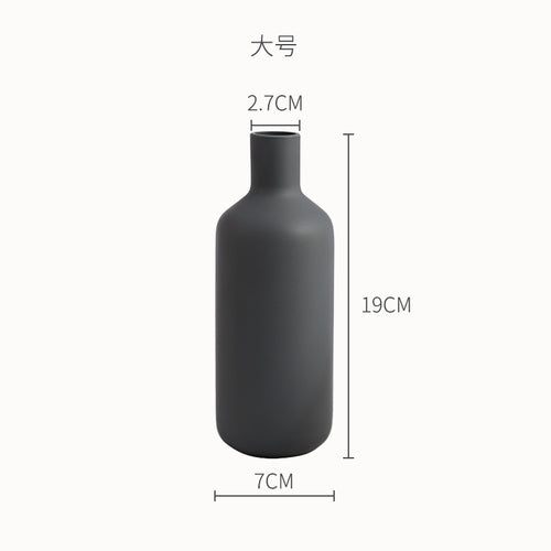 Matte bud vase in low-saturation colors