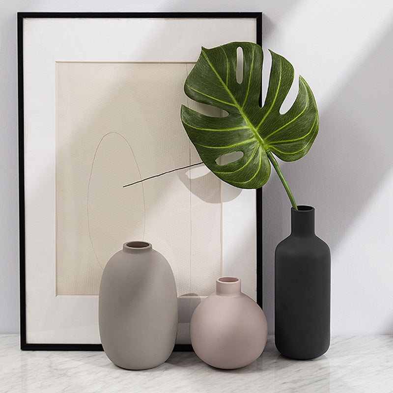 Matte bud vase in low-saturation colors